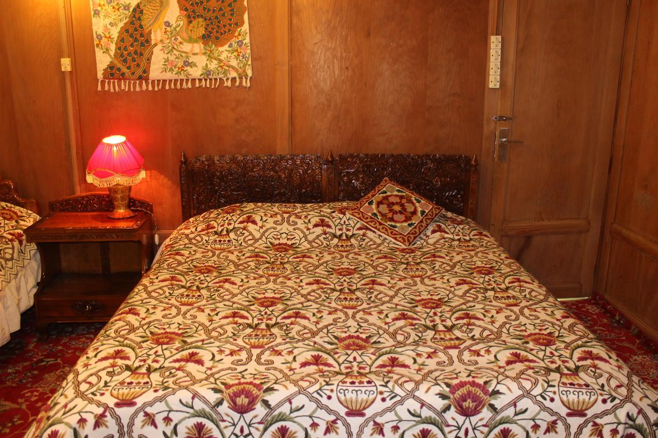 Wangnoo Worth Houseboats Hotel Srinagar  Exterior photo