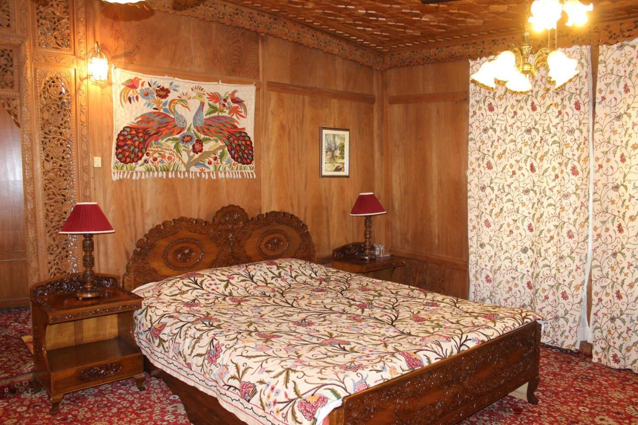 Wangnoo Worth Houseboats Hotel Srinagar  Exterior photo